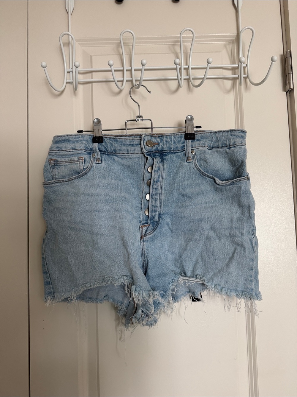 Good American Light Wash Denim Shorts - Distressed Frayed Hem